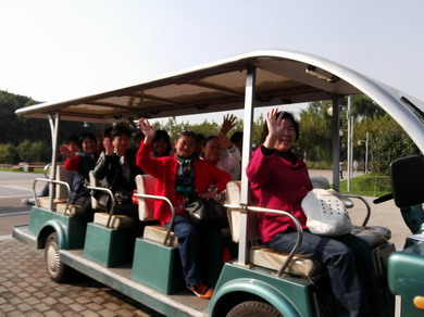 李老师与家政员在世纪公园坐车游园.JPG